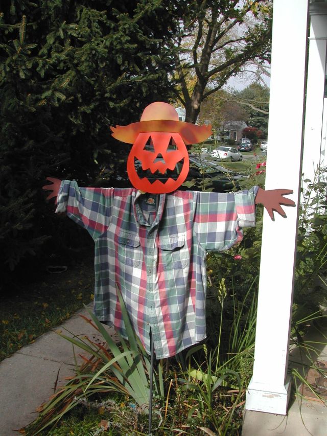 Iron Scarecrow greets visitors at the Knutson Inn and Roadside Rest Fall 2004